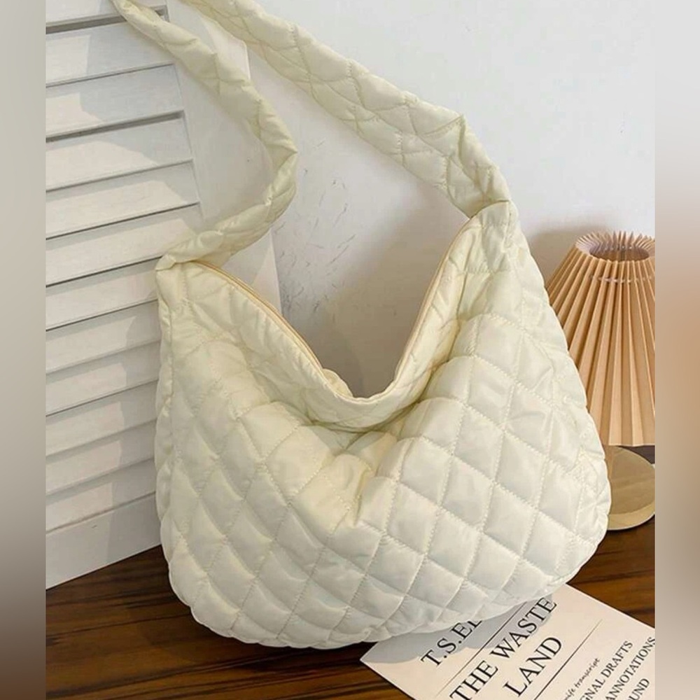 Lattice quilted shoulder bag.